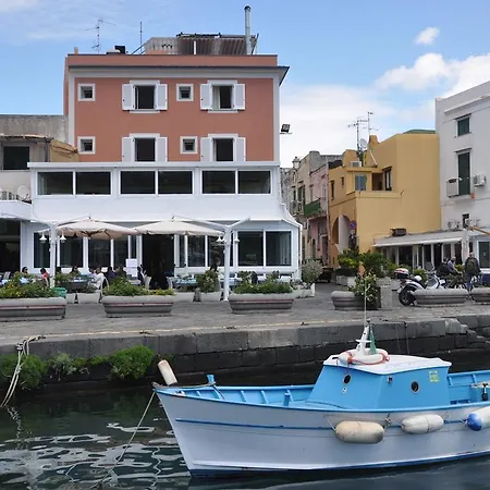 فندق Ristorante Crescenzo بروسيدا