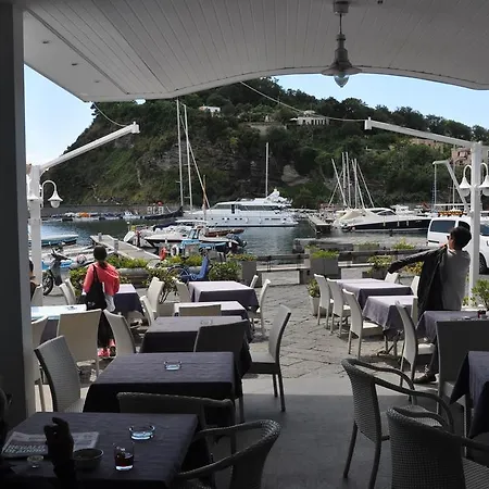 فندق Ristorante Crescenzo بروسيدا